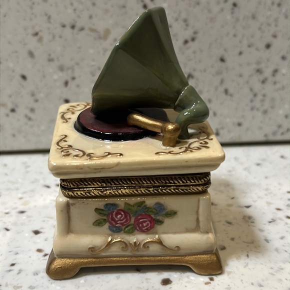 Gramophone porcelain record player trinket box embossed roses - Picture 3 of 12